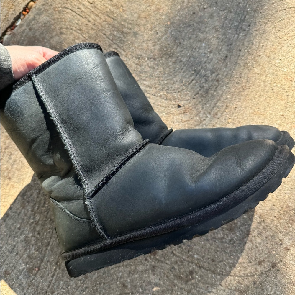 Black leather Ugg Australia size 6 Uggs boots